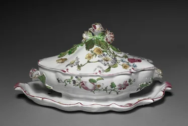 Sopera Cubierta con Soporte Adjunto, fabricante Fábrica Veuve Perrin, c.1765