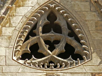 Representando una roseta trebolada en la fachada oeste
