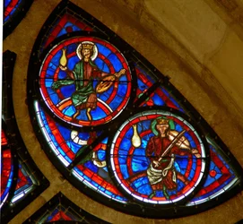 (detalle) de la ventana rosa este que representa a dos ancianos del apocalipsis