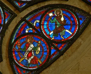 (detalle) de la ventana rosa este que representa a dos ancianos del apocalipsis