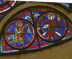 (detalle) de la ventana rosa este que representa a dos ancianos del apocalipsis