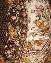 (detalle) de un magnífico traje de terciopelo marrón cortado, compuesto por abrigo, calzones y cintura de satén marfil bordado en conjunto, c.1760
