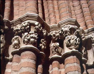 (detalle) de los capiteles tallados en el pórtico sur