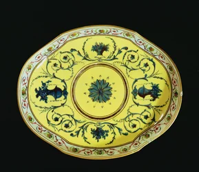 Plato con fondo amarillo, Taller de Sèvres