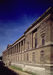 Fachada este, entrada principal y columnata diseñada por Claude Perrault y otros, comenzada en 1678, completada por Jacques Germain Soufflot en 1774