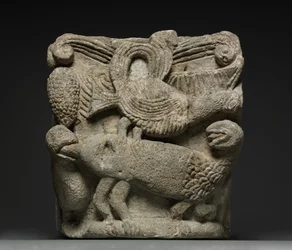 Capitel comprometido con una criatura fantástica y tres pájaros, principios de 1100s