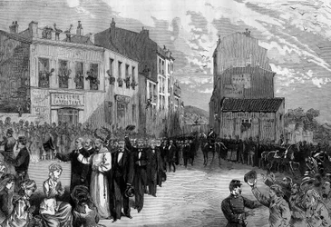Expulsión de los capuchinos de Marsella tras los decretos de marzo de 1880 tomados por Jules Ferry y que eliminaban el derecho a enseñar a los miembros de congregaciones religiosas no autorizadas: ovación de la multitud a los capuchinos expulsados de su co