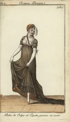 Mujer a la moda con vestido de crespón que revela el pezón