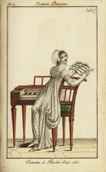 Mujer a la moda tocando un clavecín