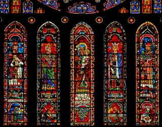 Figuras bajo la ventana rosa norte: Melquisedec, David, Santa Ana, Salomón, Aarón y escenas