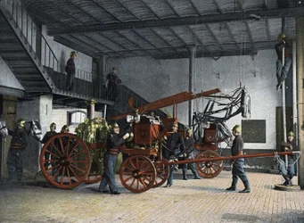 Bomberos de París. Puesto Central (Cuartel de Bomberos): Llamada al fuego. En el momento de la llamada de fuego, los guardianes del establo traen los caballos de su establo a su posición de enganche sobre la cual los arneses colgantes se colocarán con una 