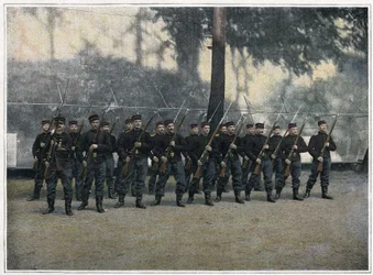 Bomberos de París. Escuela de soldados. Al llegar al regimiento, los jóvenes soldados, llamados o voluntarios, reciben entrenamiento de infantería militar. Así están bien versados en todos los requisitos de la disciplina militar y mejor preparados para rec