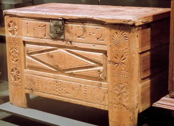 Mobiliario: cofre campesino tallado utilizado para guardar ropa. 1722. Museo Nacional de Artes y Tradiciones Populares, París