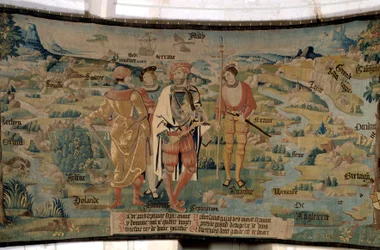 Gálatas, fundador de la Galia, rodea a sus compañeros sobre un fondo de paisaje que representa el mapa de la Galia visto desde el Norte, con mares y ríos, nombres de las diferentes regiones y detalles de los animales que viven en estas regiones. Tapiz de "