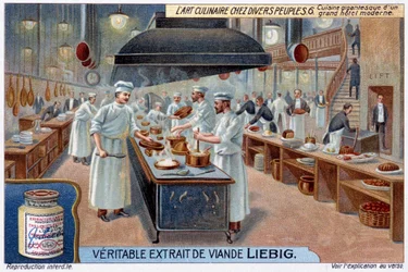 Cocina gigantesca de un gran hotel moderno - cromo.