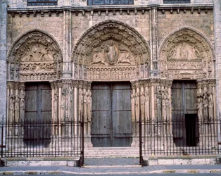 Arquitectura gótica: puerta real o gran portal de la fachada occidental. Catedral de Notre-Dame de Chartres (Eure y Loir)