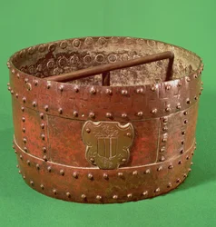 Medida de grano con el escudo de armas de Senlis, 1630 (cobre)