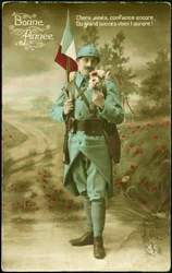 Tarjeta postal de felicitación para el año 1916. Un soldado llevando la bandera francesa con un fusil y oliendo la fragancia de un ramo de flores en un paisaje campestre. Tarjeta postal en color para los deseos del año 1916.