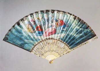 Abanico que representa danza y juego, cuero de cisne con varilla de guardia de marfil incrustada con nácar