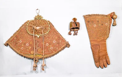 Conjunto de cetrería de bolsa, guante y capucha, francés, 1600-25
