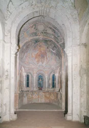Vista interior del ábside con un fresco que representa a Cristo dando la ley a San Pedro en presencia de santos y apóstoles