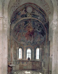 Vista interior del ábside con un fresco que representa a Cristo dando la ley a San Pedro en presencia de santos y apóstoles