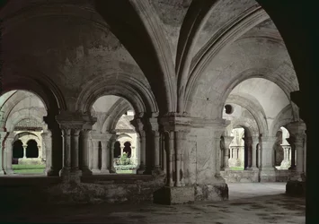 Vista interior del claustro desde la sala capitular