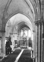 Vista interior de la nave y el coro, c.1150-1250
