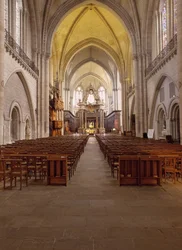 Vista interior de la Catedral de Angers (Maine y Loira) construida entre los siglos XII y XV, representando la perfecta mezcla entre estilo románico y gótico.