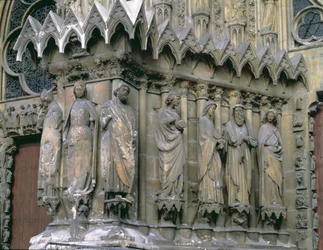Figuras de jambas del lado izquierdo del portal central, fachada oeste, siglos XIII-XIV