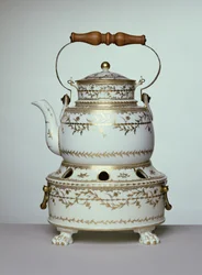 Tetera y soporte de porcelana de Luis XVI hechos en París, c.1775-91