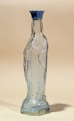 Agua de Lourdes en una botella con forma de la Virgen María