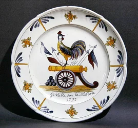 Plato de Nevers que representa un gallo sobre un cañón