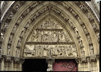 Portal del transepto norte, detalle del tímpano que representa escenas de La Infancia de Cristo y la Historia de Teófilo
