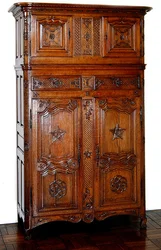 Armario de Picardía con decoración masónica, hacia 1740