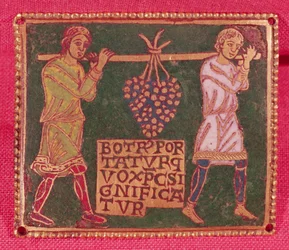 Placa de una cruz que representa a dos hombres llevando las uvas de la tierra prometida, Escuela Mosana