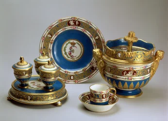 Plat de Menage, plato, taza y platillo y cuenco de helado del Servicio Blue Cameo, Sèvres, 1778-9