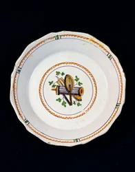 Plato decorado con atributos masónicos