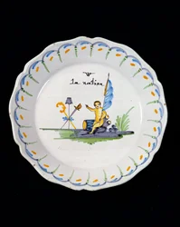 Plato decorado con un genio sentado sobre un tambor y los tres estamentos de la nación