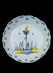 Plato decorado con el Árbol de la Libertad plantado al pie de tres tiendas