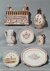 Platos, plato, jarra, tarro de tabaco; estuche de escritura y jarra con inscripciones de motivos y lemas revolucionarios franceses, finales del siglo XVIII