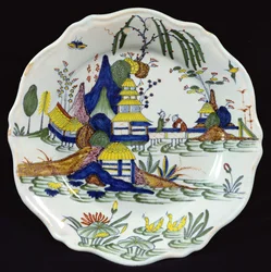 Plato policromado, paisaje chino de un lago, creado en el Atelier de Sinceny