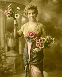 Retrato de una mujer sosteniendo un ramo de flores c.1898