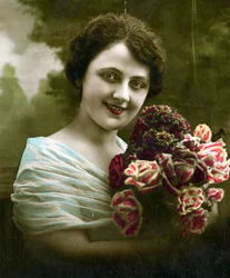 Retrato de una mujer sosteniendo un ramo de flores c. 1898