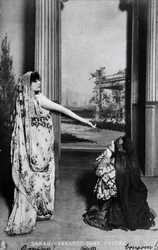 Postal que representa a Sarah Bernhardt (1844-1923) en Phedre por Jean Racine (1639-99) finales del siglo XIX