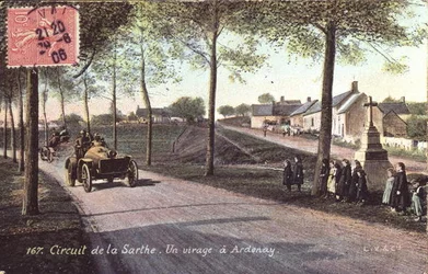 Postal que representa la conducción en Sarthe