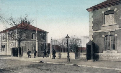 Tarjeta postal que representa el Cuartel de Besancon, c. 1900 (litografía en color)