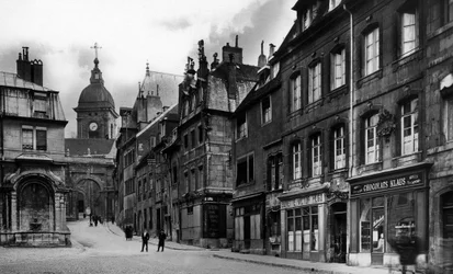 Tarjeta postal con la fuente de Saint-Quentin y la casa natal de Victor Hugo, c.1910 (litografía)