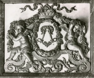 Putti flanqueando la inicial L en la puerta del Salón de los Guardias de la Reina