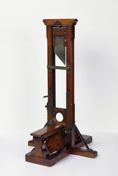 Modelo reducido de una guillotina (madera y metal)
